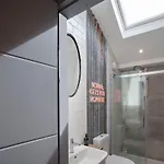 Апартаменти Higgihaus 5 Clare Street Central Location Бристоль