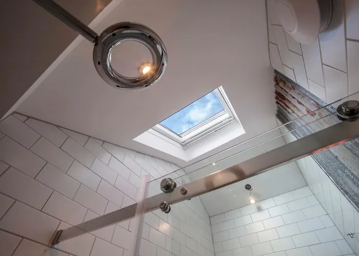 Higgihaus 5 Clare Street Central Location *